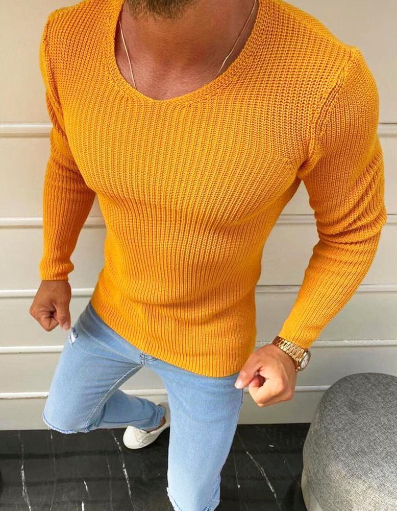 Krásny žltý sveter.