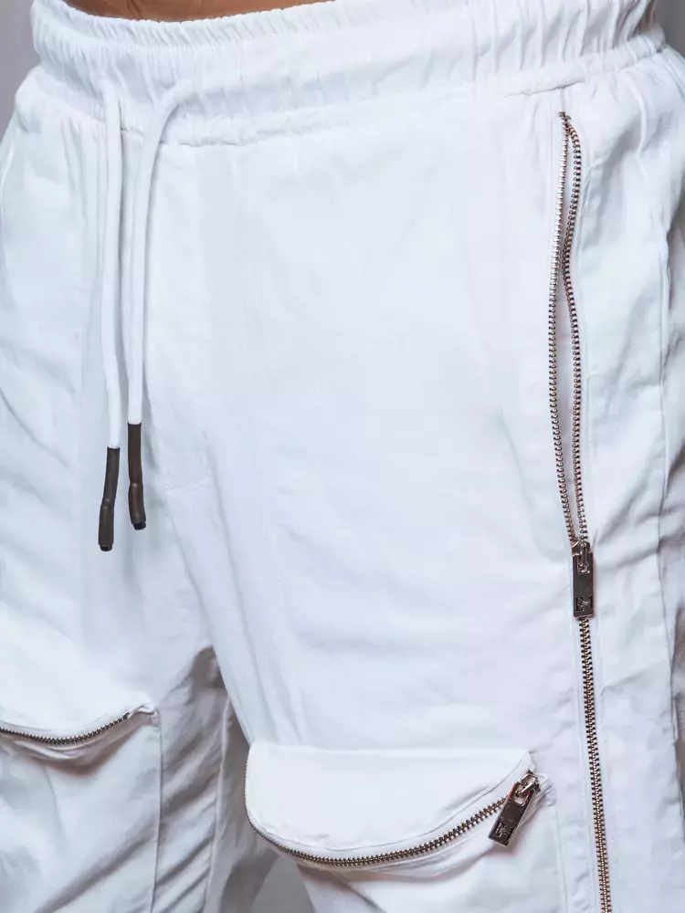 Biele jogger nohavice s ozdobnými zipsami