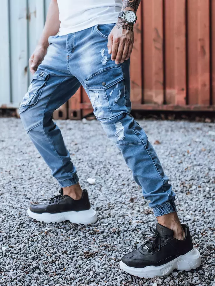 Pánske džínsy s vreckami v trendy prevedení.