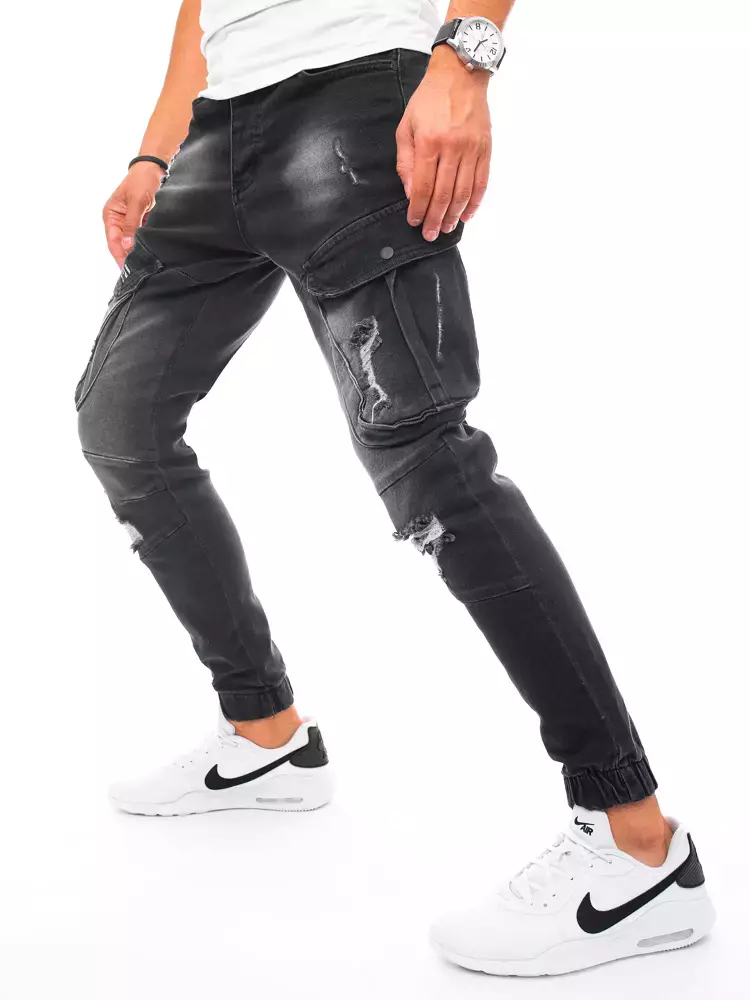 Praktické čierne džínsové nohavice.