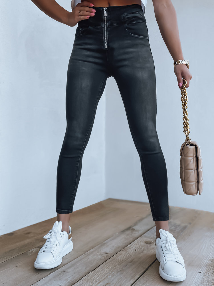 Čierne trendové džínsy s push-up prešívaním