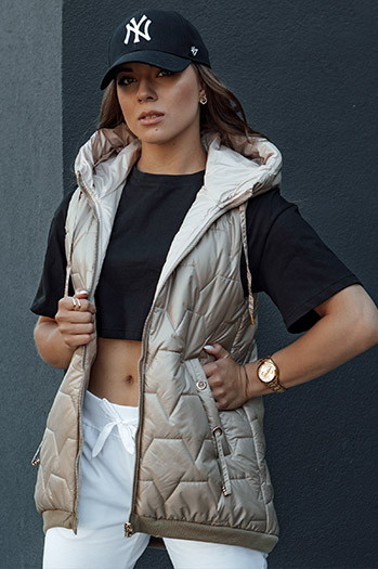 Kamizelka damska pikowana z kapturem GLITZY kamelowa Dstreet TY4444