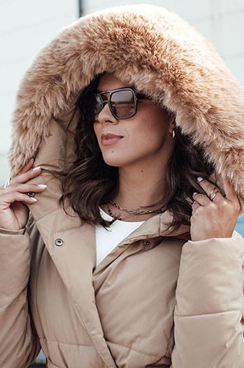 Kurtka damska pikowana długa z futerkiem GLAMWARM beżowa Dstreet TY4559