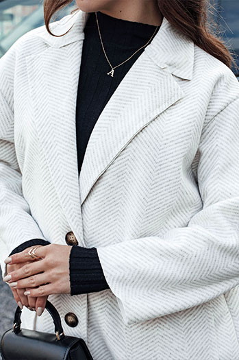 Płaszcz damski oversize AVELINNI długi w jodełkę beżowy Dstreet NY0700