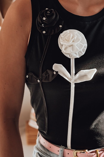 Koszulka damska na ramiączkach w kwiaty PETITO czarny Dstreet RY2731