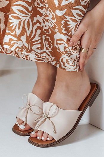 Klapki damskie z kokardą KISSBOW beżowe Dstreet ZY0754