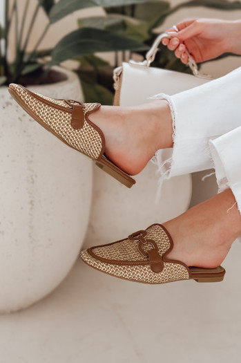 Klapki damskie mule SOFTINO kamelowe Dstreet ZY0865