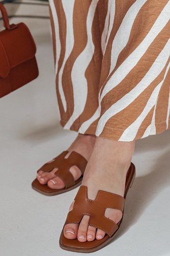 Klapki damskie z wycięciami KLASSINO kamelowe Dstreet ZY0882