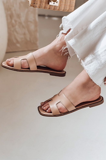 Klapki damskie z wcięciem CLASSROT beżowe Dstreet ZY0883