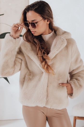 Płaszcz damski futerkowy GLAMFLUFFY krótki beżowy Dstreet TY4984