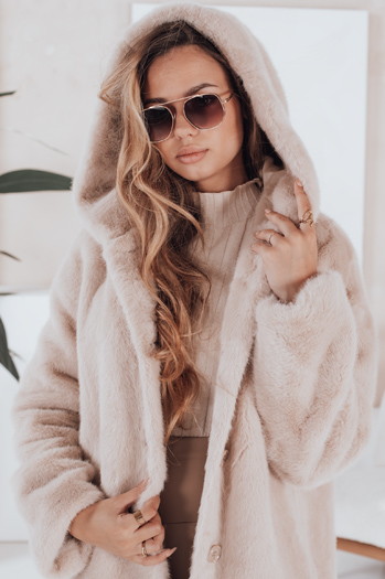 Płaszcz damski futerkowy HELLOCHIC długi beżowy Dstreet TY4987