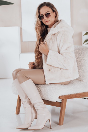 Płaszcz damski krótki ELMIRIS beżowy futerkowy Dstreet TY4994