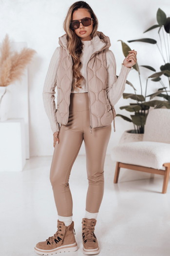 Kamizelka damska pikowana z kapturem MISSVEST ciemnobeżowa Dstreet TY5021