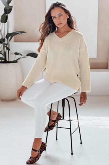 Damski sweter z dekoltem V VERALIA ecru Dstreet MY2517