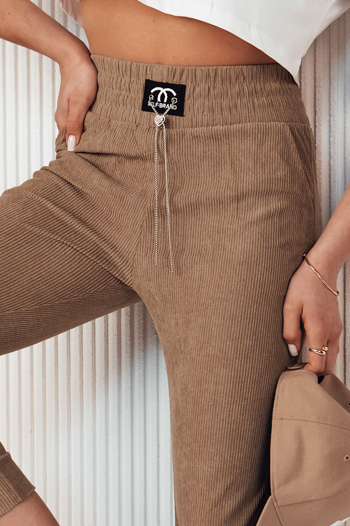 Spodnie damskie dresowe DERCY kamelowe Dstreet UY2045