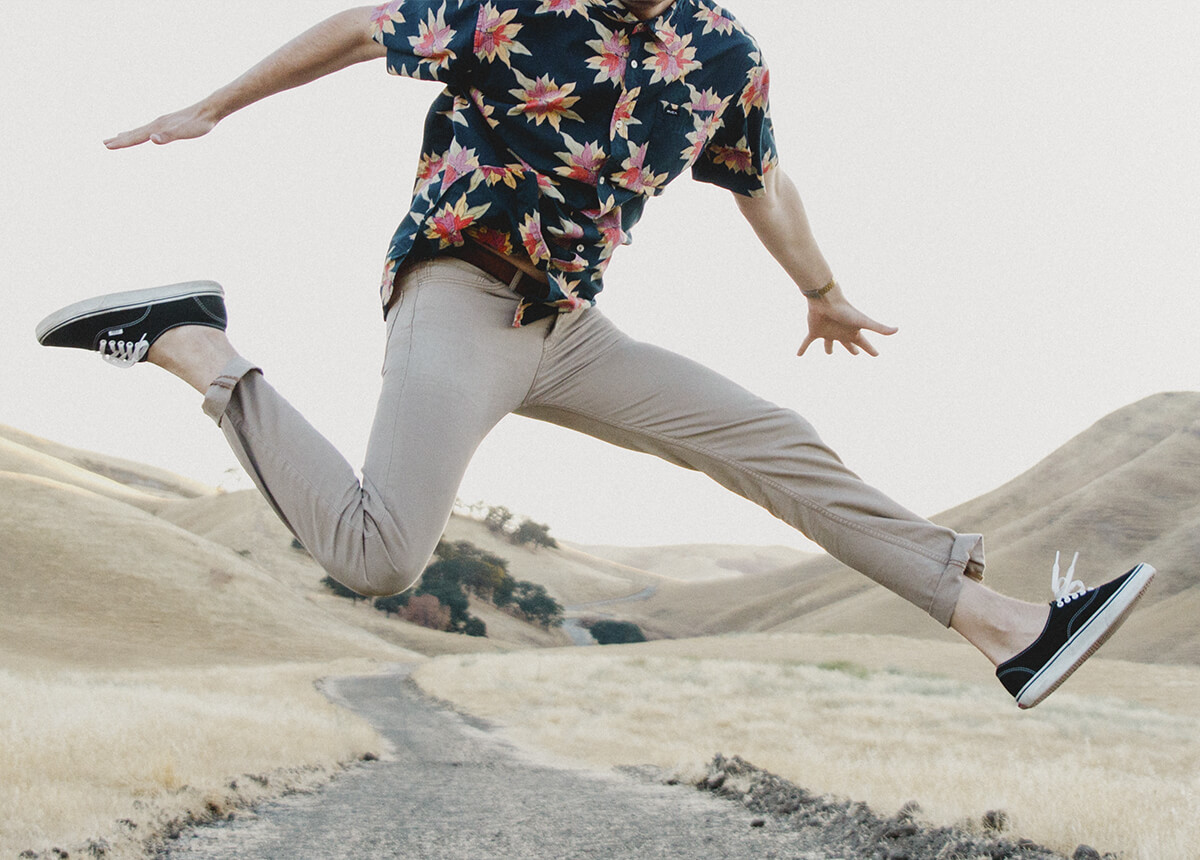Męskie spodnie materiałowe – chinosy czy joggery?