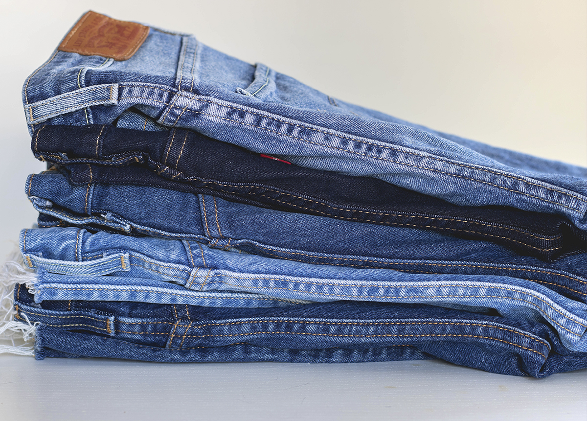 Pranie jeansów w pralce: jak, z czym i w jakiej temperaturze prać jeansy?