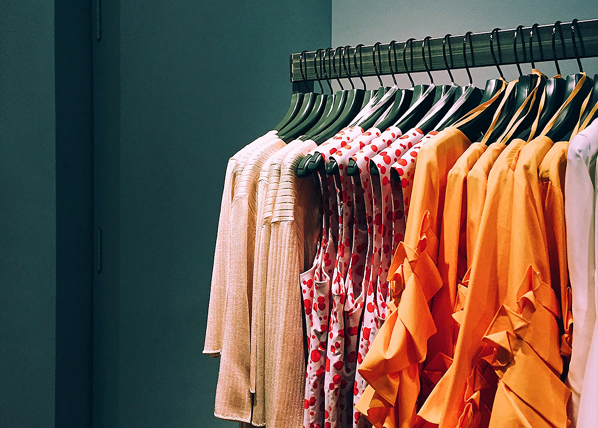 Organizacja ubrań w szafie – jak składać i przechowywać ubrania?