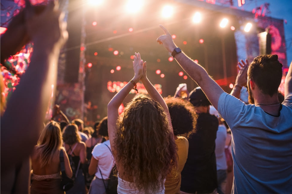 Jak się ubrać na koncert na stadionie? Sprawdź stylowe stylizacje