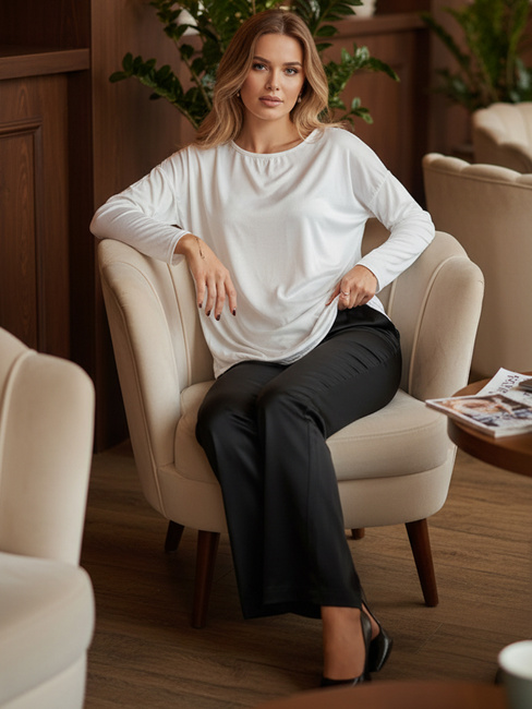 Bluzka damska oversize SILKINEA z wisiorkiem biała Dstreet RY2670