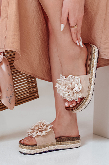 Klapki damskie z kwiatem KWIATARIS beżowe Dstreet ZY0912