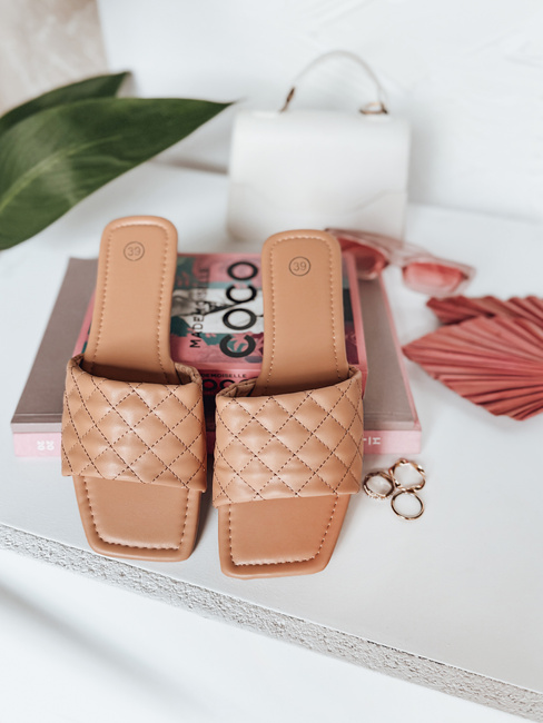 Klapki damskie SATELIVA beżowe Dstreet ZY0972