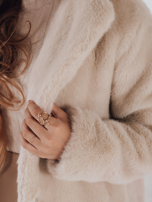 Płaszcz damski futerkowy GLAMFLUFFY krótki beżowy Dstreet TY4984