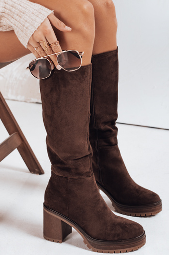 Kozaki damskie zamszowe na słupku brązowe Dstreet ZY1209