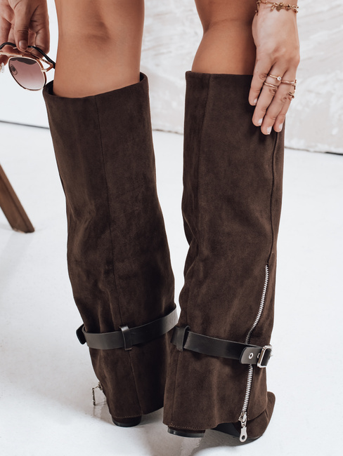 Kozaki damskie zamszowe na słupku brązowe Dstreet ZY1131