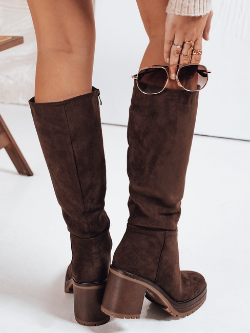 Kozaki damskie zamszowe na słupku brązowe Dstreet ZY1209