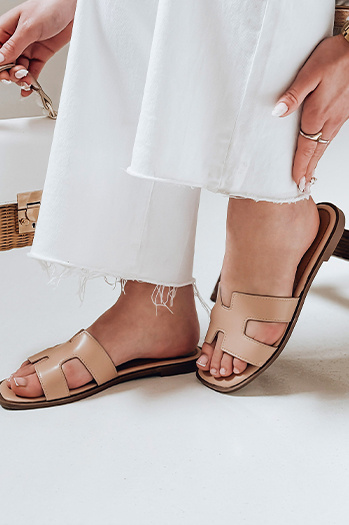 Klapki damskie z wcięciem CLASSROT beżowe Dstreet ZY0883