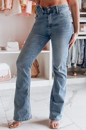 Spodnie damskie jeansowe dzwony z kwiatem FLOWERSSE niebieskie Dstreet UY2677