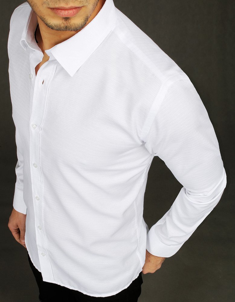 elegancka stylizacja z białą koszulą i czarnymi spodniami